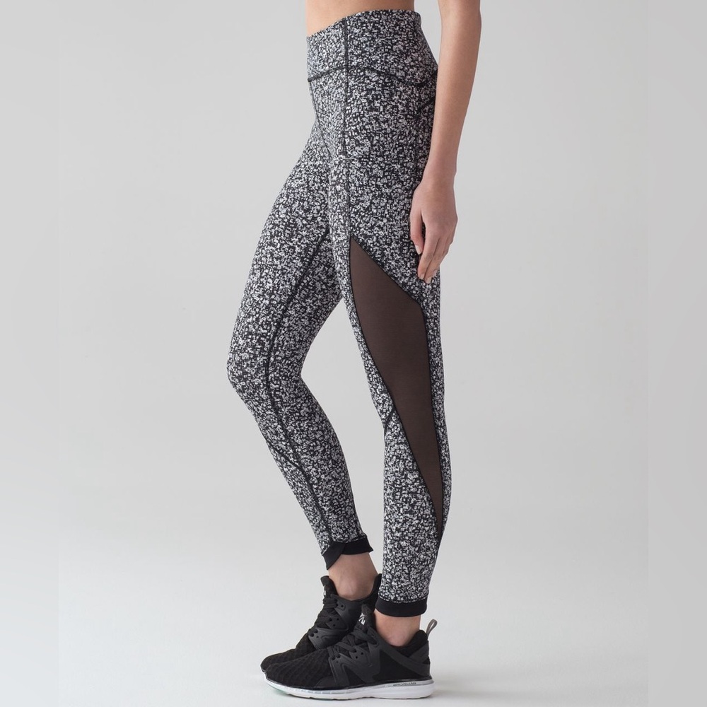 Lululemon Sole Training 7/8 Tight
Daisy Dust Alpine White Black / Black